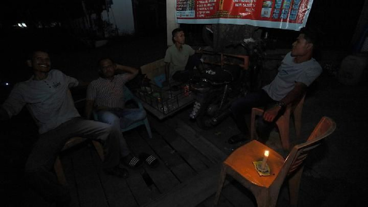 Severe weather causes major power blackout across Sumatra, affecting five provinces