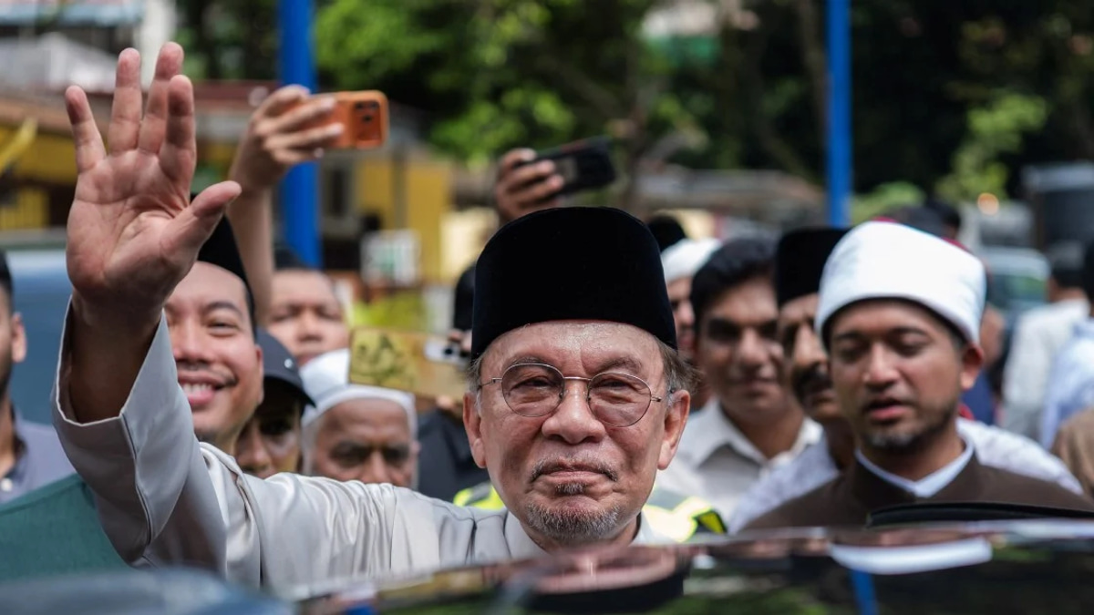 Johor's electoral showdown intensifies as Anwar, Zahid lead major campaign blitz