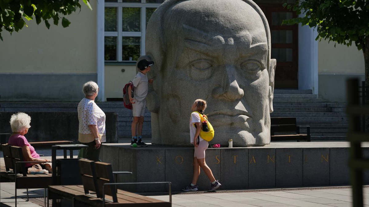Estonia charts Soviet legacy through systematic art inventory project