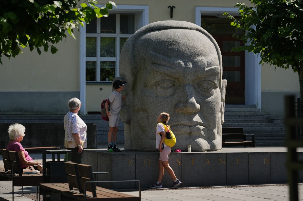 Estonia charts Soviet legacy through systematic art inventory project