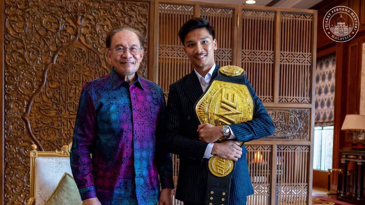 PM Anwar Celebrates Aliff Rakib's Historic ONE Championship Muay Thai Victory