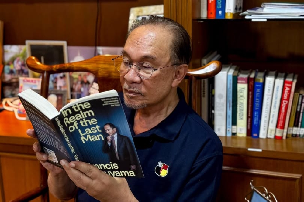 PM Anwar Ibrahim Discharged from Hospital Following Hernia Surgery