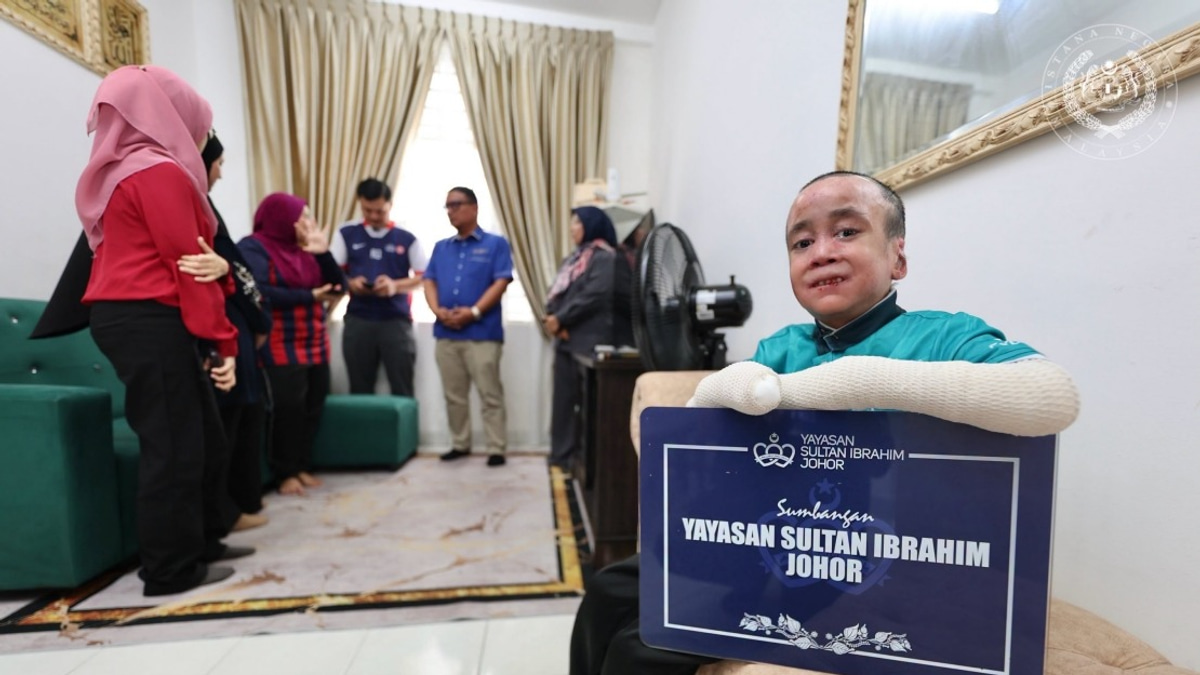 YSIJ Provides Financial Aid to Johor Teen with Rare Skin Disorder