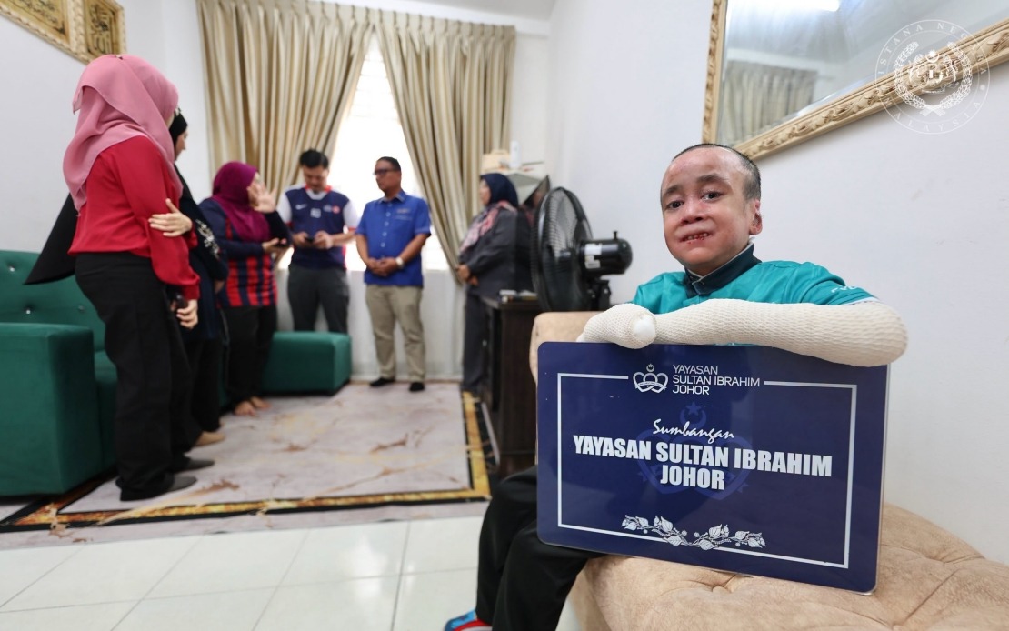 YSIJ Provides Financial Aid to Johor Teen with Rare Skin Disorder
