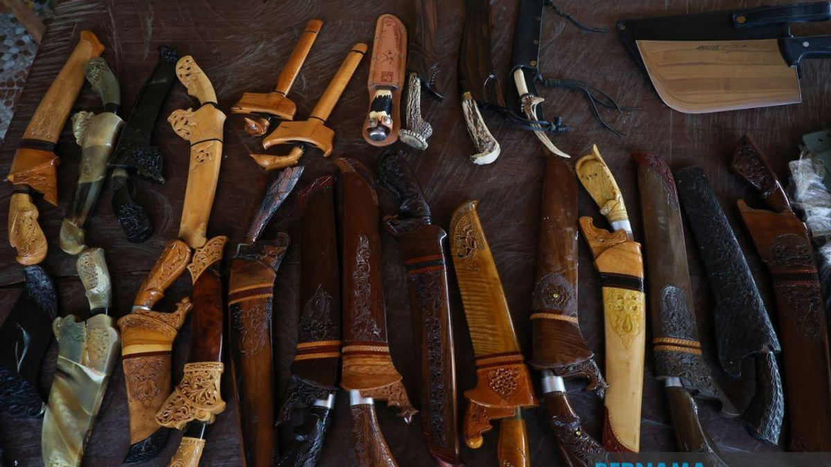 Kelantan Blacksmith Keeps Ancient Golok Tradition Alive Through Private Collection