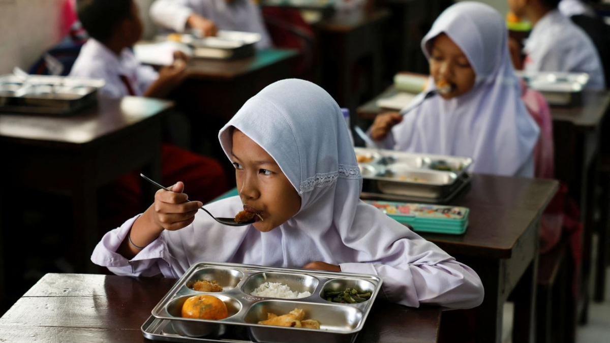 Indonesia's Education Law Revision Sparks Debate Over Free Meals Funding