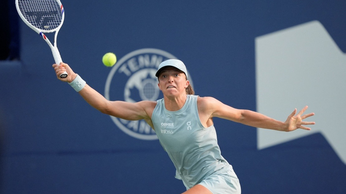 Swiatek Ends Title Drought with Dominant Victory over Rybakina in Toronto