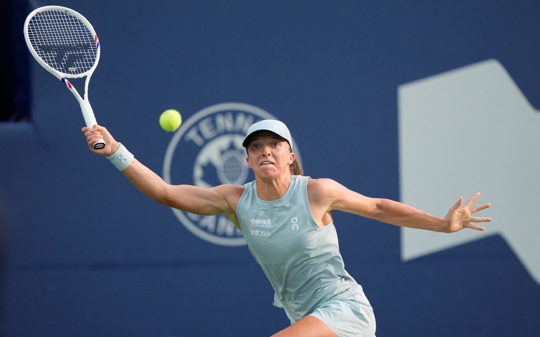 Swiatek Ends Title Drought with Dominant Victory over Rybakina in Toronto