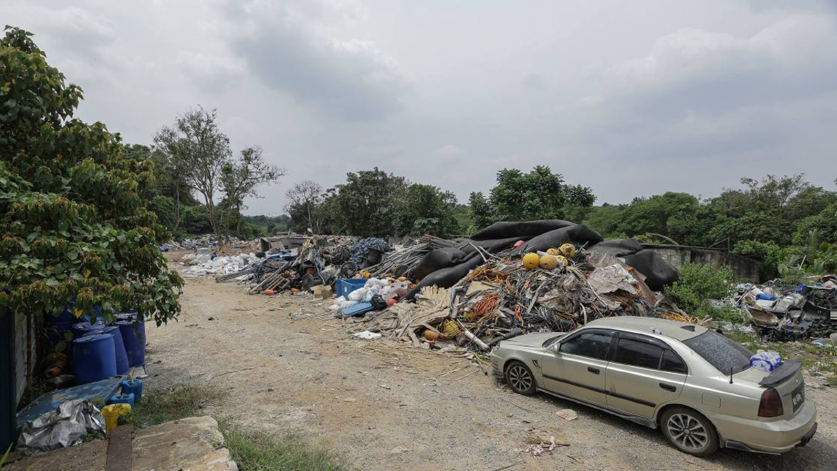 Johor Establishes Task Force to Investigate Singapore Construction Waste Dumping in Pontian