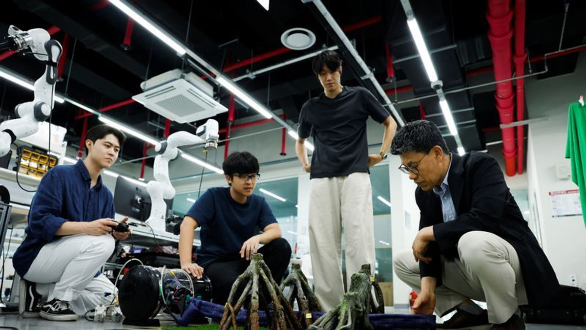 South Korean and US researchers develop self-dressing robotic suit technology