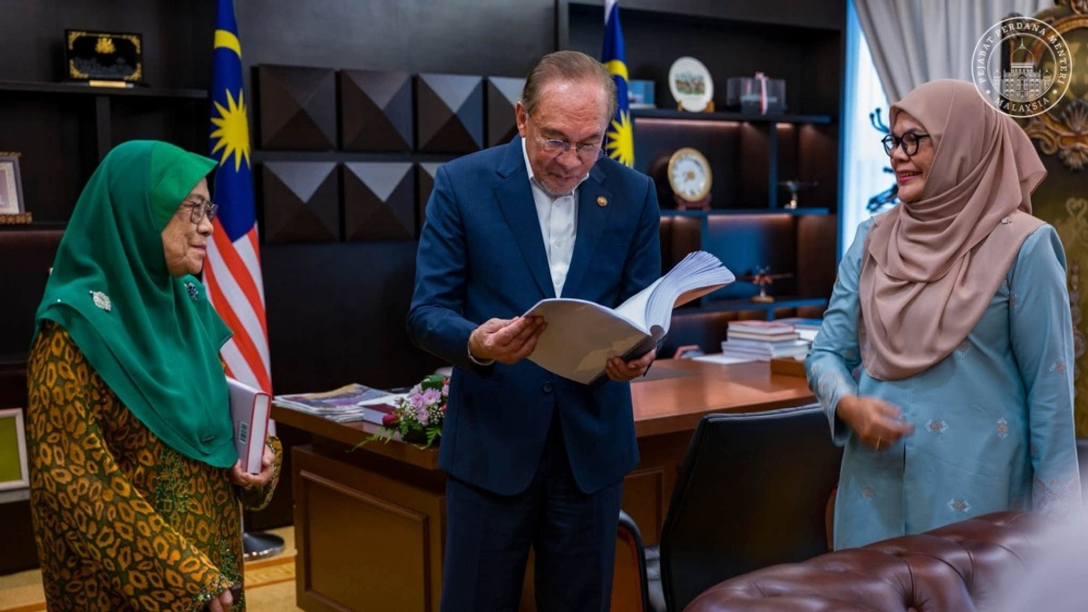Anwar's New Book Aims to Preserve His Political and Philosophical Legacy for Future Generations