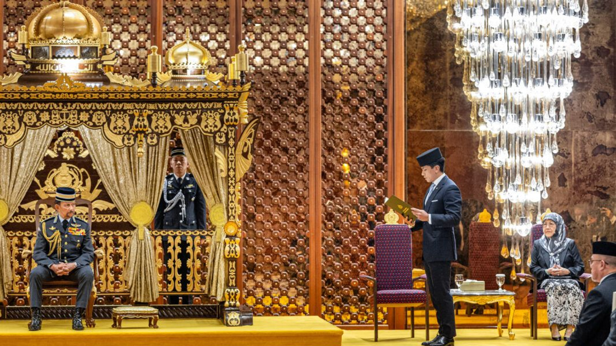 Sultan Hassanal Bolkiah Swears In New Brunei Cabinet