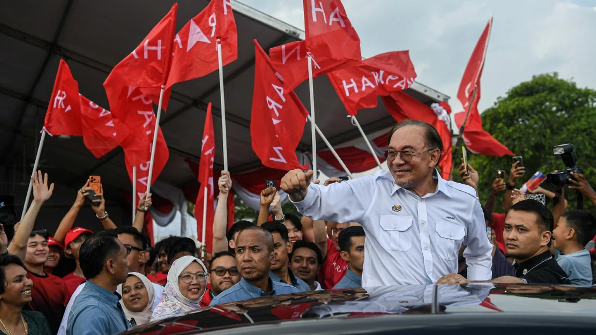 Anwar Urges Rivals to Respect Democratic Outcomes, Stop Attacking DAP