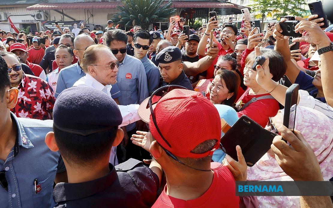 PM Anwar Meets Octogenarian Who Pedalled Trishaw Across Town to See Him