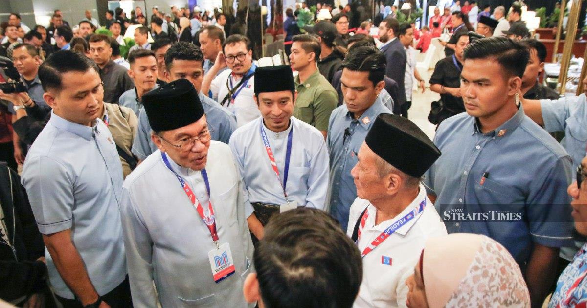 Anwar reaffirms strong working relationship with Zahid despite coalition tensions