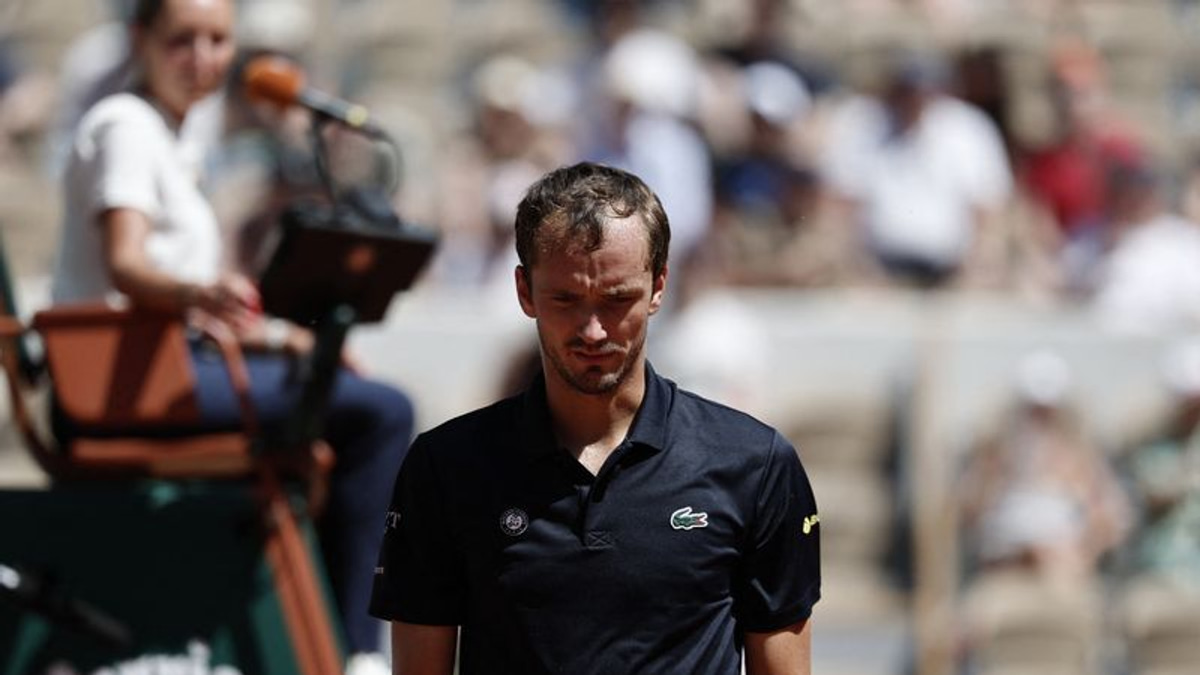 Medvedev won't abandon French Open despite latest first-round exit