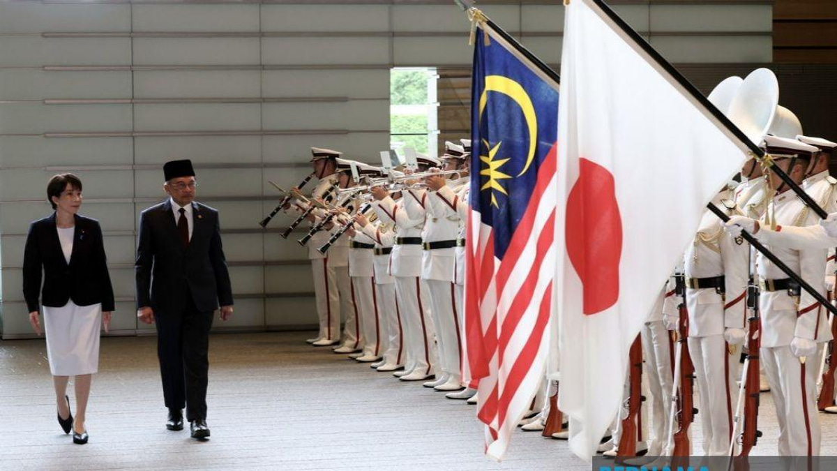 PM Anwar Accorded Official Welcome At Takaichi's Office