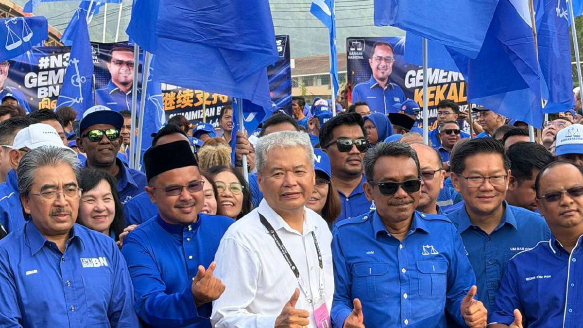 Umno heavyweights rally behind Barisan Nasional candidates at Tampin nomination centre